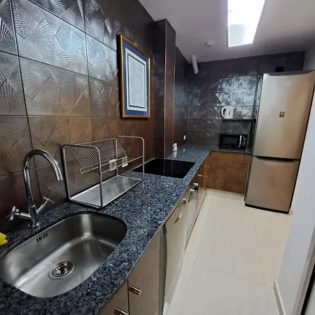 Modern 2 Bedroom Corner Unit In The Heart Of