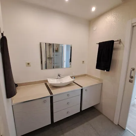 Modern 2 Bedroom Corner Unit In The Heart Of Appartement *